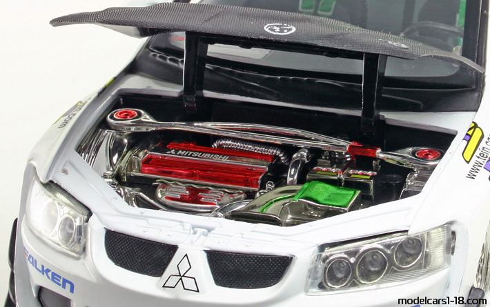2003 - Mitsubishi Lancer EVO VIII Jada Toys 1/18 (Weiß) Motor