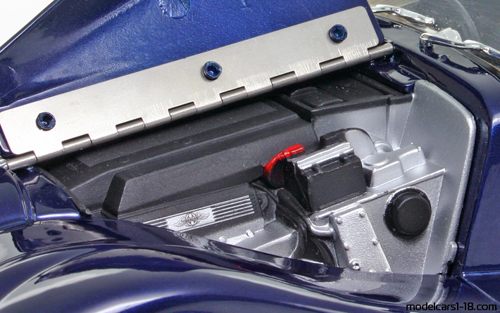 2000 - Morgan Aero 8 Maisto 1/18 (Blau) Motor