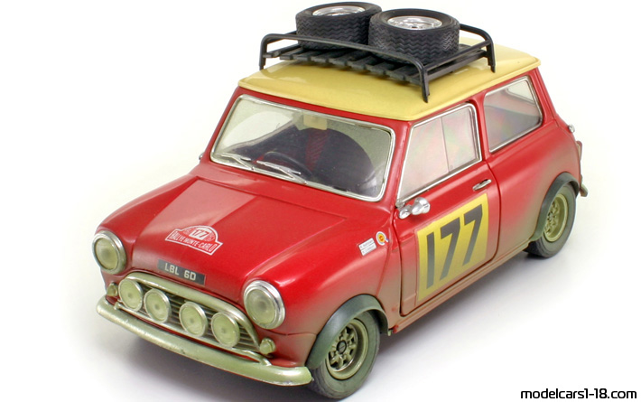 1967 - Morris Mini Cooper 1275S Majorette 1/16 (Rot / Weiß) Vorne linke Seite