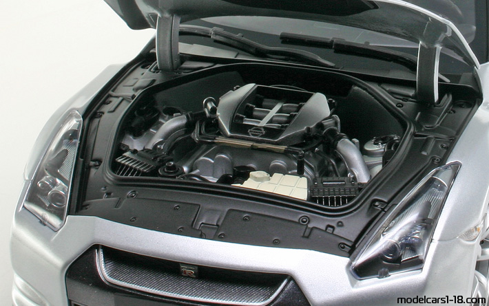 2007 - Nissan GT-R (R35) Norev 1/18 (Silber) Motor