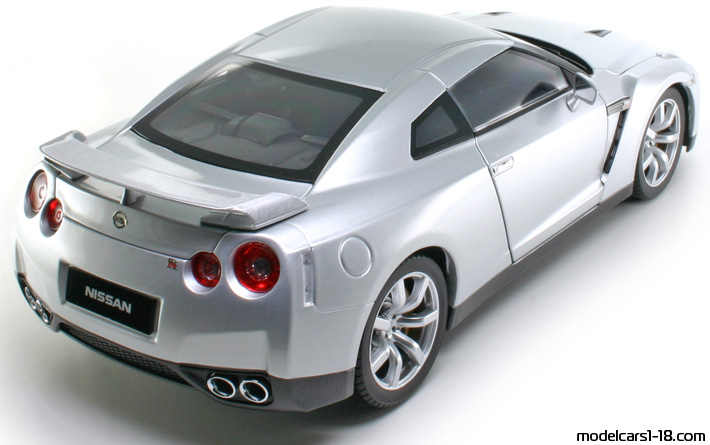 2007 - Nissan GT-R (R35) Norev 1/18 (Silber) Hinten rechte seite