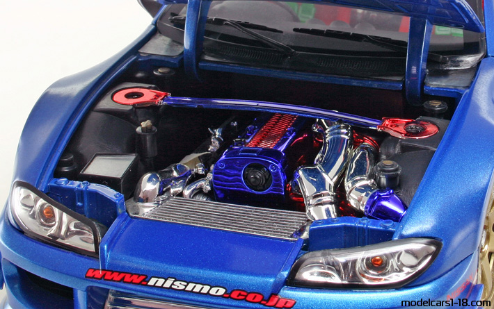 1999 - Nissan Silvia (S15) ERTL 1/18 (Blau / Grau) Motor