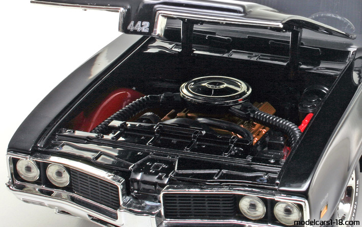 1969 - Oldsmobile 442 W30 ERTL 1/18 (Schwarz / Weiß) Motor