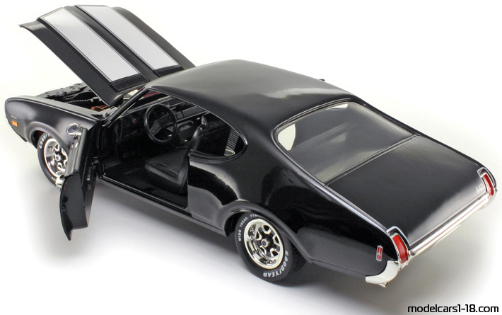 1969 - Oldsmobile 442 W30 ERTL 1/18 (Schwarz / Weiß) Zu öffnende Teile