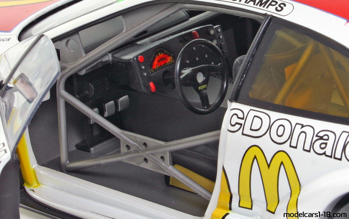 1996 - Opel Calibra V6 ITC UT 1/18 (Weiß / Gelb) Innenraum Armaturenbrett