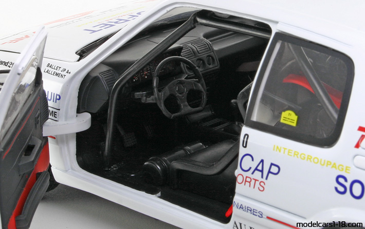 1983 - Peugeot 205 GTI Rallye Solido 1/18 (Weiß) Innenraum Armaturenbrett
