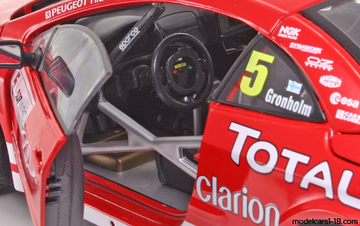 2004 - Peugeot 307 WRC Maisto 1/18 (Rot / Weiß) Innenraum Armaturenbrett