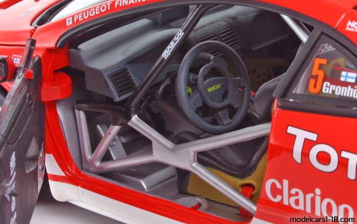 2004 - Peugeot 307 WRC Solido 1/18 (Rot / Weiß) Innenraum Armaturenbrett