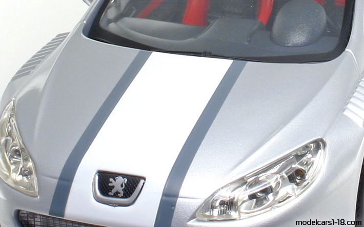 2004 - Peugeot 407 Silhouette Motor Max 1/18 (Silber / Weiß) Kofferraum / Klappbare Scheinwerfer