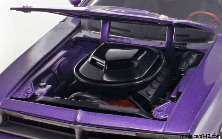 1970 - Plymouth Hemi 'Cuda ERTL 1/18 (Lila) Motor