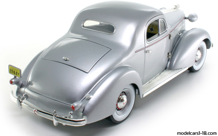 1936 - Pontiac Deluxe 6 Signature Models 1/18 (Silber) Hinten rechte seite