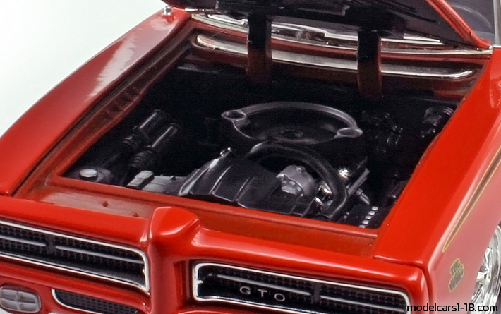 1969 - Pontiac GTO Motor Max 1/18 (Rot) Motor