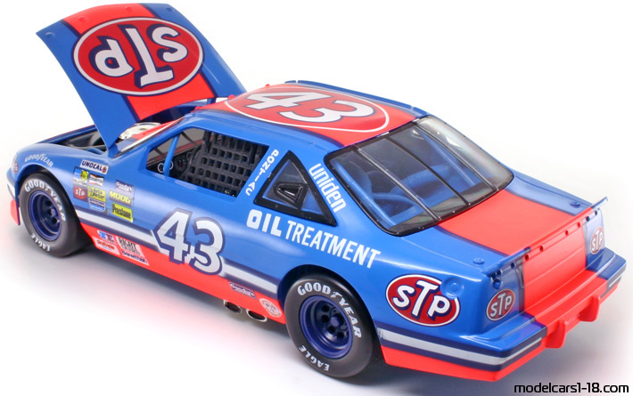 1992 - Pontiac Grand Prix ERTL 1/18 (Blau / Rot) Zu öffnende Teile