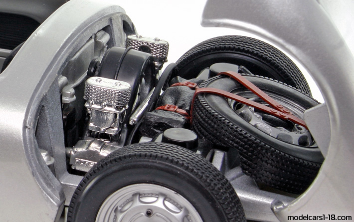 1955 - Porsche 550 A Spyder Maisto 1/18 (Silber) Motor