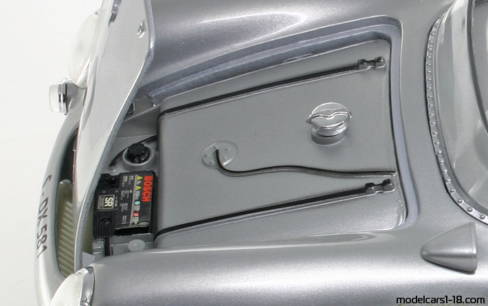 1958 - Porsche 550 A Spyder Maisto 1/18 (Silber) Kofferraum / Klappbare Scheinwerfer