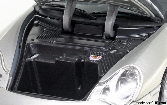 2002 - Porsche 911 Carrera 4S (996) Maisto 1/18 (Silber) Kofferraum / Klappbare Scheinwerfer