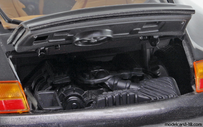 1997 - Porsche 911 Carrera (996) Bburago 1/18 (Schwarz) Motor