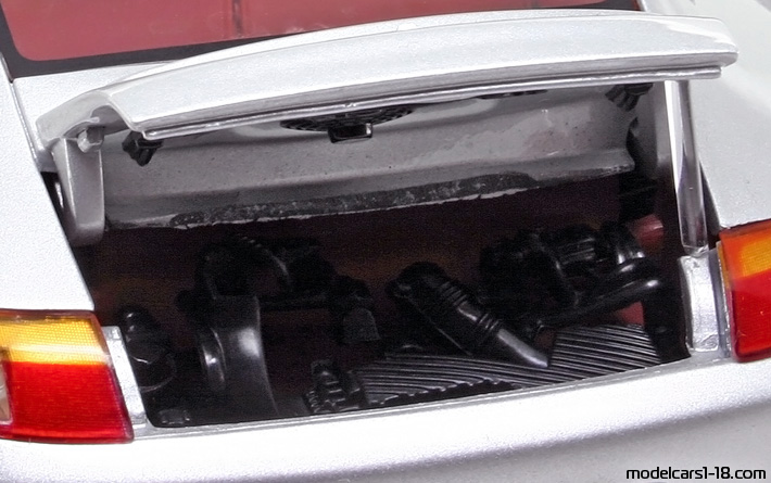 1997 - Porsche 911 Carrera (996) Gate 1/18 (Hellsilber) Motor