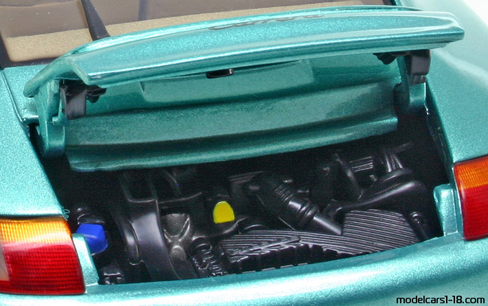 1997 - Porsche 911 Carrera (996) UT 1/18 (Grün) Motor
