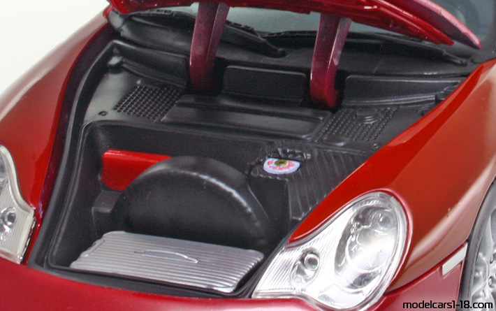 2001 - Porsche 911 Carrera Targa (996) Maisto 1/18 (Rot) Kofferraum / Klappbare Scheinwerfer
