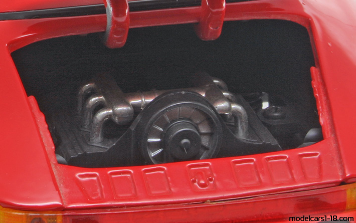 1989 - Porsche 911 Speedster (930) Maisto 1/18 (Rot) Motor