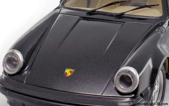 1985 - Porsche 911 Turbo 3.3 (930) Polistil 1/16 (Schwarz) Kofferraum / Klappbare Scheinwerfer