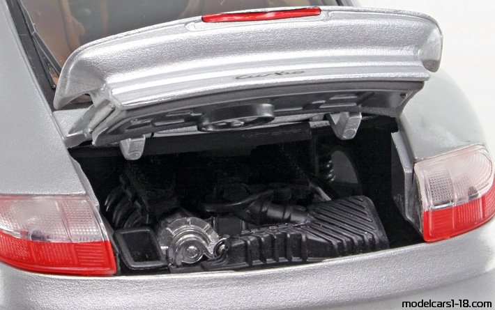 2000 - Porsche 911 Turbo (996) Bburago 1/18 (Silber) Motor