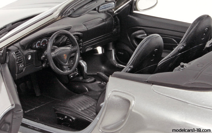 2004 - Porsche 911 Turbo Cabriolet (996) Maisto 1/18 (Silber) Innenraum Armaturenbrett