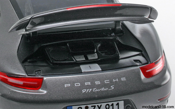 2013 - Porsche 911 Turbo S (991) Minichamps 1/18 (Grau) Motor