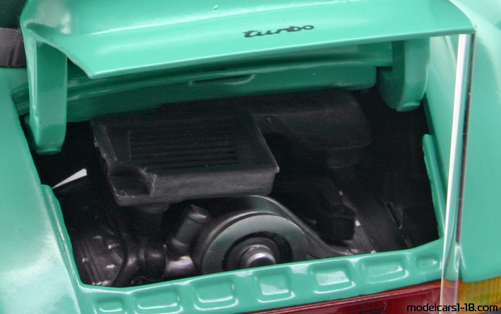 1977 - Porsche 911 Turbo SE Cabriolet 3.3 (930) Revell 1/18 (Grün) Motor
