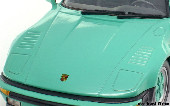 1977 - Porsche 911 Turbo SE Cabriolet 3.3 (930) Revell 1/18 (Grün) Kofferraum / Klappbare Scheinwerfer