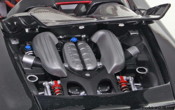 2004 - Porsche Carrera GT (980) Maisto 1/18 (Schwarz) Motor