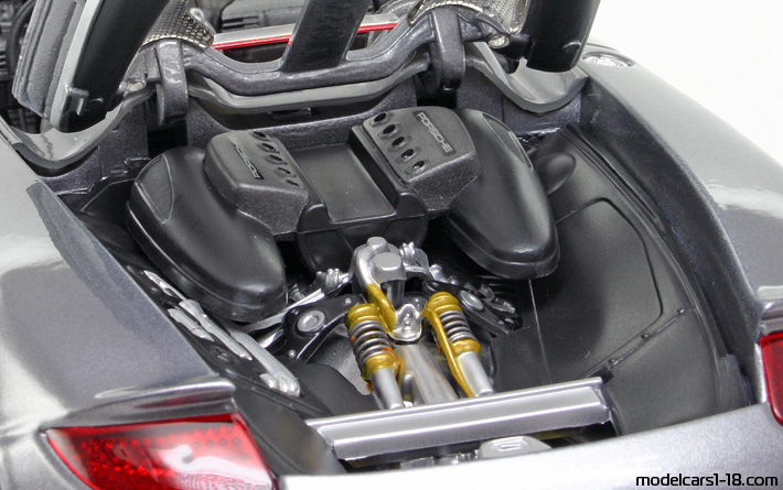 2001 - Porsche Carrera GT Concept Maisto 1/18 (Grau) Motor