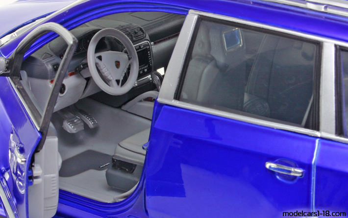 2002 - Porsche Cayenne Turbo (9PA) Maisto 1/18 (Blau) Innenraum Armaturenbrett