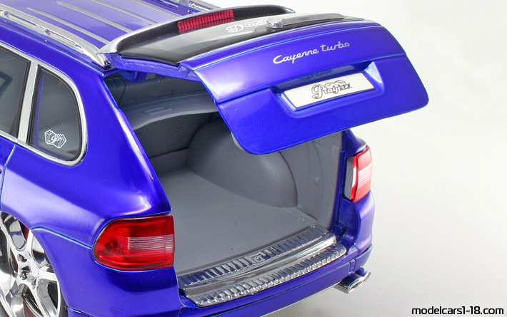 2002 - Porsche Cayenne Turbo (9PA) Maisto 1/18 (Blau) Kofferraum / Klappbare Scheinwerfer