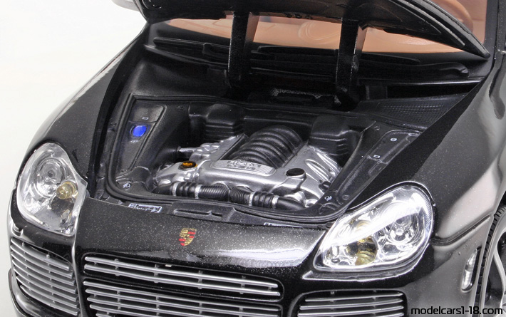 2002 - Porsche Cayenne Turbo (9PA) Maisto 1/18 (Schwarz) Motor