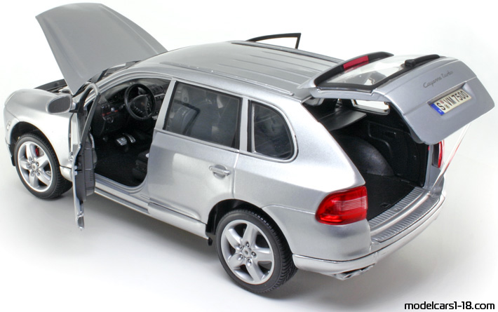 2002 - Porsche Cayenne Turbo (9PA) Maisto 1/18 (Silber) Zu öffnende Teile