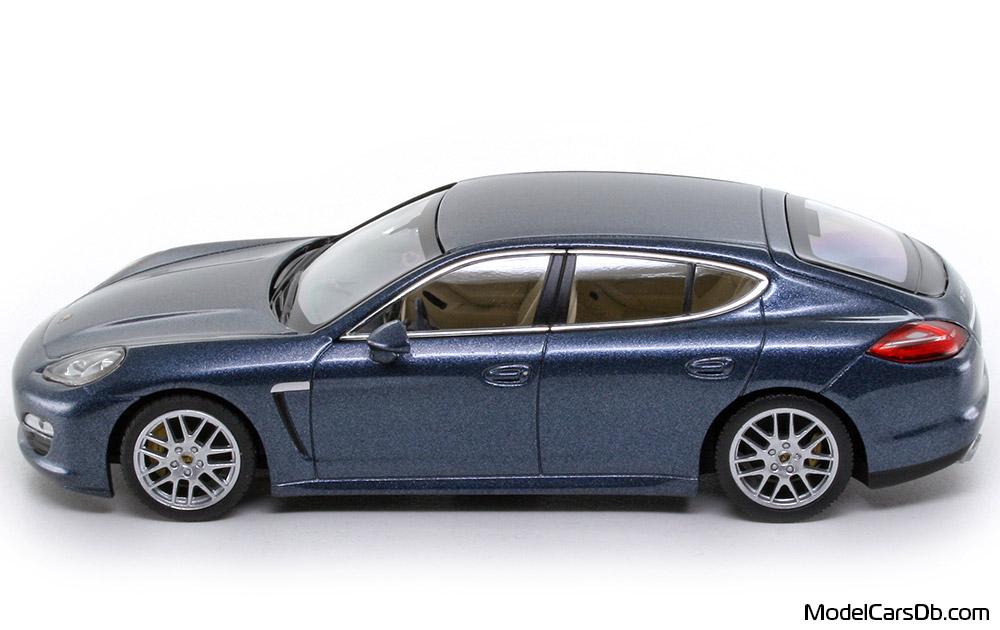 2011 - Porsche Panamera 4S (970) Minichamps 1/43 (Blau) Seite