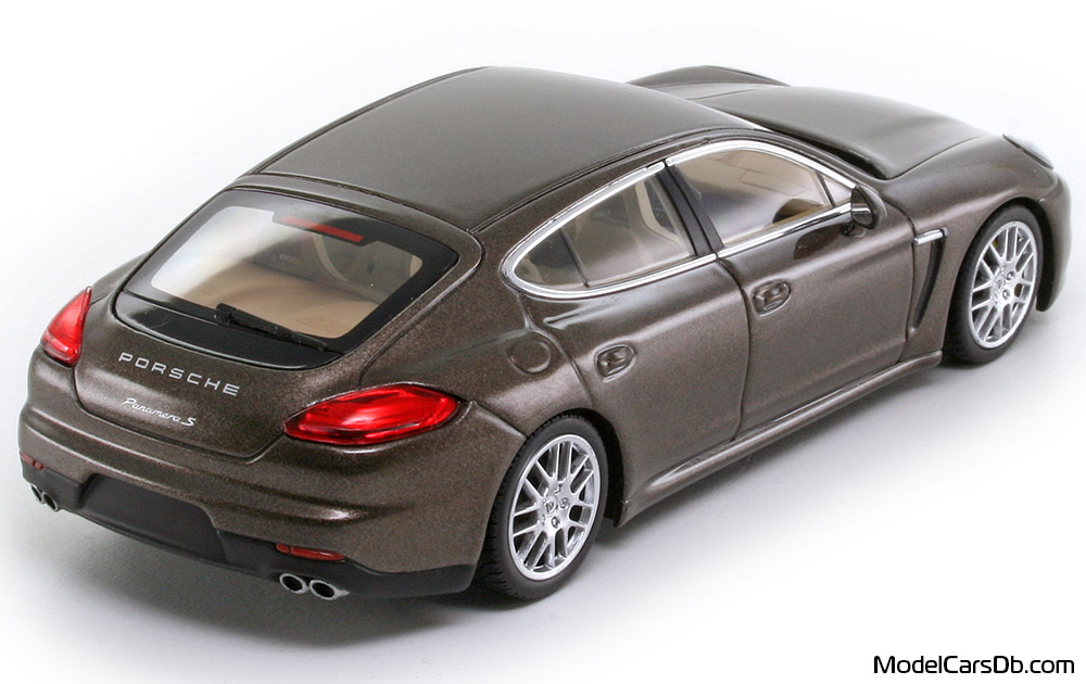 2013 - Porsche Panamera S (970) Minichamps 1/43 (Braun) Hinten rechte seite