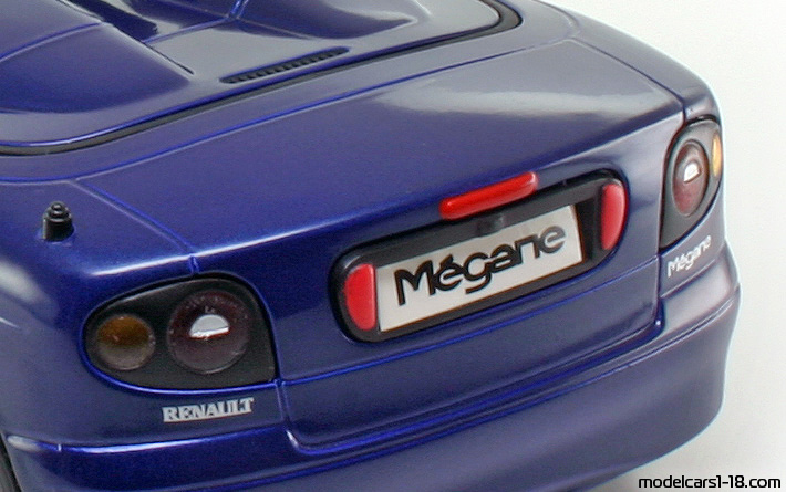 1996 - Renault Megane Anson 1/18 (Blau) Kofferraum / Klappbare Scheinwerfer