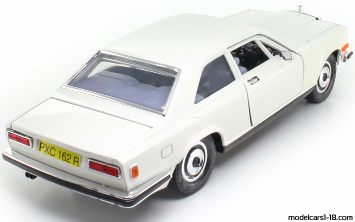1976 - Rolls Royce Camargue Bburago 1/22 (Weiß) Hinten rechte seite