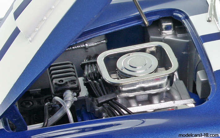 1964 - Shelby Cobra 427 S/C ERTL 1/18 (Blau / Weiß) Motor