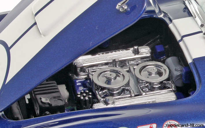 1964 - Shelby Cobra 427 S/C Kyosho 1/18 (Blau / Weiß) Motor