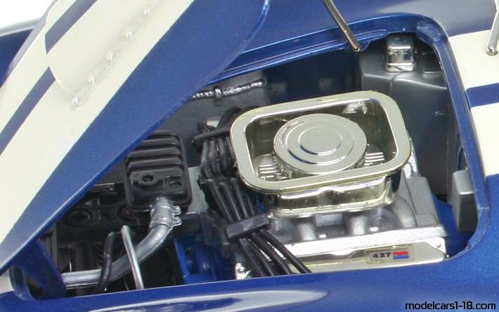 1964 - Shelby Cobra 427 S/C ERTL 1/18 (Blau / Weiß) Motor