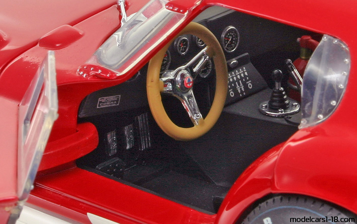 1965 - Shelby Daytona Cobra Exoto 1/18 (Rot / Weiß) Innenraum Armaturenbrett