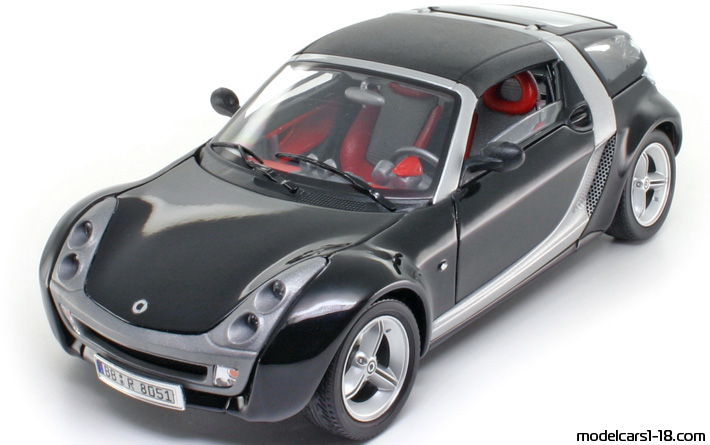 2003 - Smart Roadster Coupe Bburago 1/18 (Schwarz / Silber) Vorne linke Seite