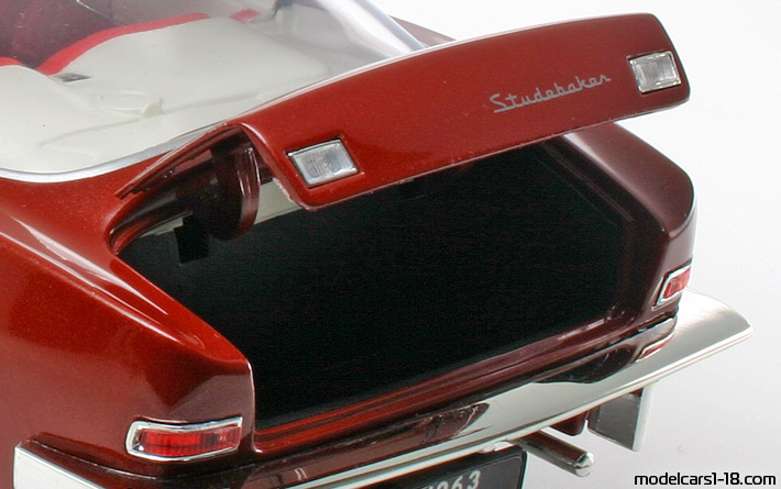 1963 - Studebaker Avanti Signature Models 1/18 (Braun) Kofferraum / Klappbare Scheinwerfer