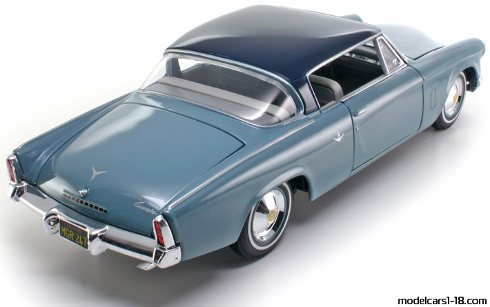 1953 - Studebaker Champion Starliner Maisto 1/18 (Blau / Schwarz) Hinten rechte seite