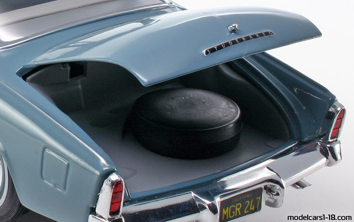 1953 - Studebaker Champion Starliner Maisto 1/18 (Blau / Schwarz) Kofferraum / Klappbare Scheinwerfer