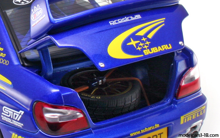 2002 - Subaru Impreza AutoArt 1/18 (Blau / Gelb) Kofferraum / Klappbare Scheinwerfer